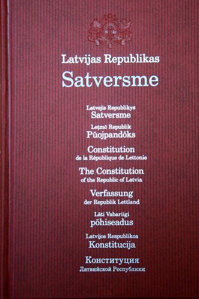 Satversmes izdevums ar tulkojumu arī lībiešu valodā