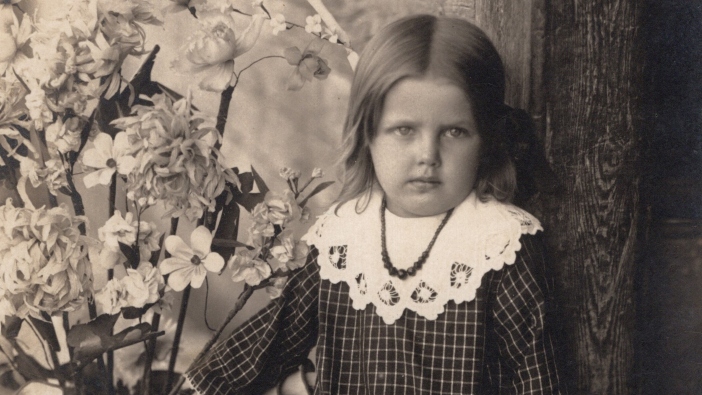 Ar divām mēlēm es piedzimu